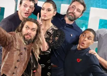 LONDON, ENGLAND - NOVEMBER 04:  Jason Momoa, Ezra Miller, Gal Gadot, Ben Affleck, Ray Fisher and Henry Cavill  attend the 'Justice League' photocall at The College on November 4, 2017 in London, England.  (Photo by Mike Marsland/Mike Marsland/WireImage)